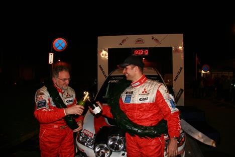 Niels Jørgen Iversen og Morten Karl fejrer sejren i DM 5.